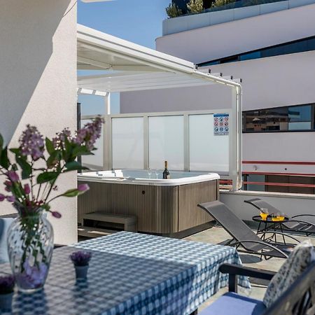 Seaside Penthouse With Hot Tub Sky Living Apartment Split Exterior photo