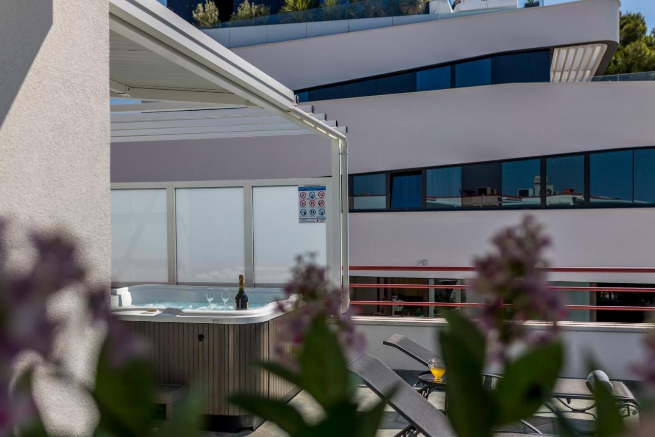 Seaside Penthouse With Hot Tub Sky Living Apartment Split Exterior photo