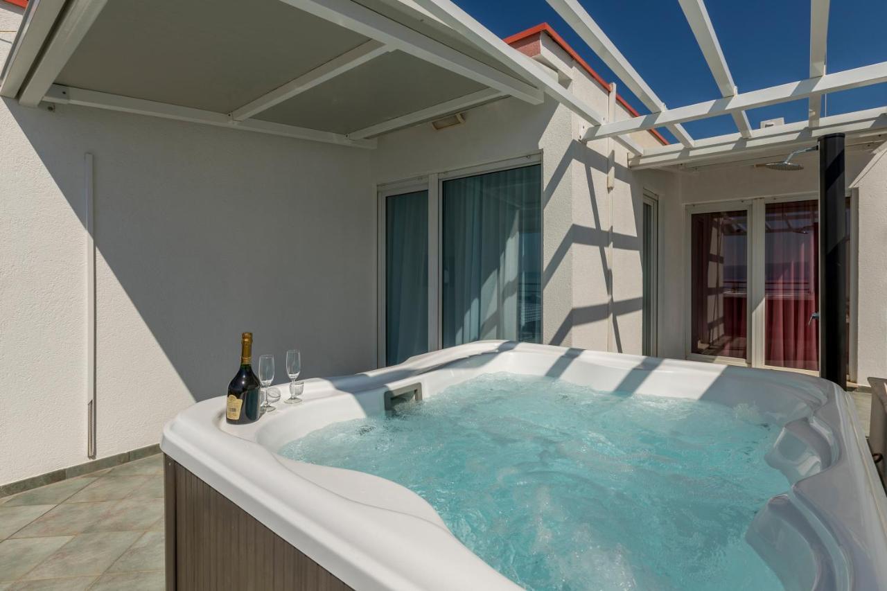 Seaside Penthouse With Hot Tub Sky Living Apartment Split Exterior photo