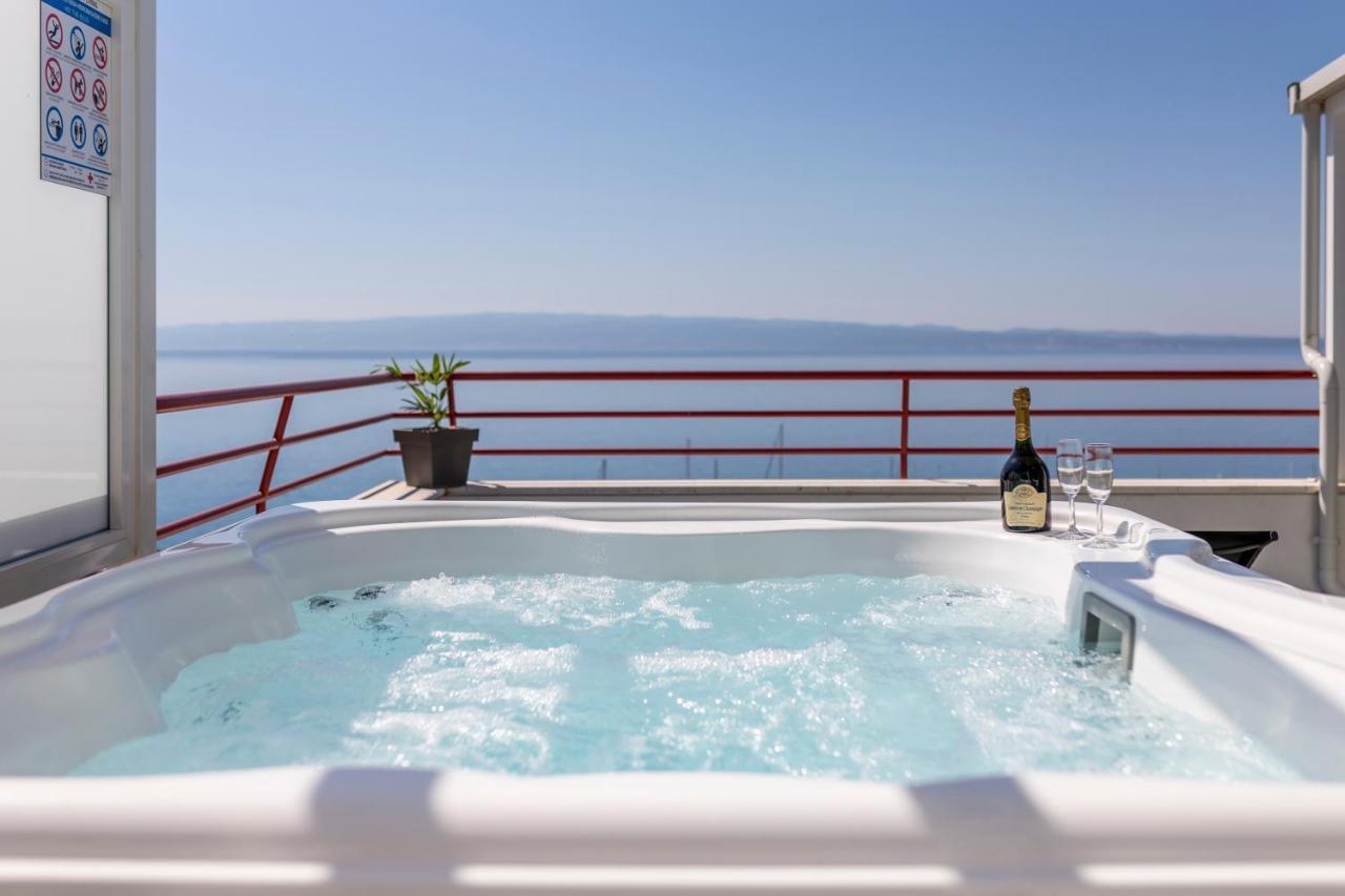 Seaside Penthouse With Hot Tub Sky Living Apartment Split Exterior photo