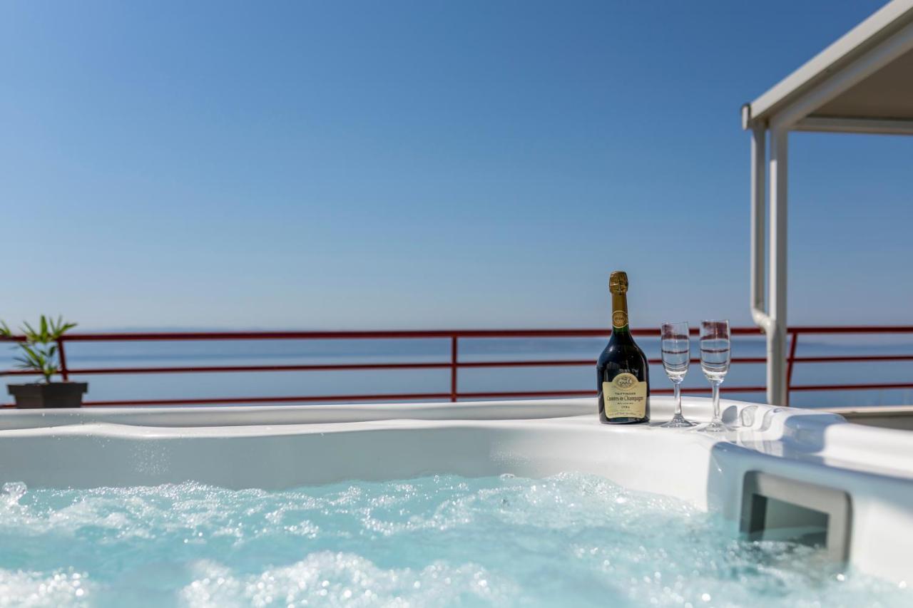 Seaside Penthouse With Hot Tub Sky Living Apartment Split Exterior photo