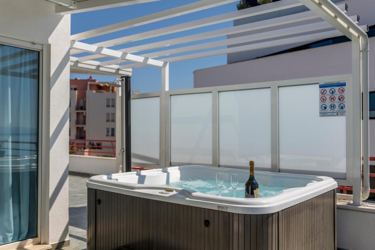 Seaside Penthouse With Hot Tub Sky Living Apartment Split Exterior photo