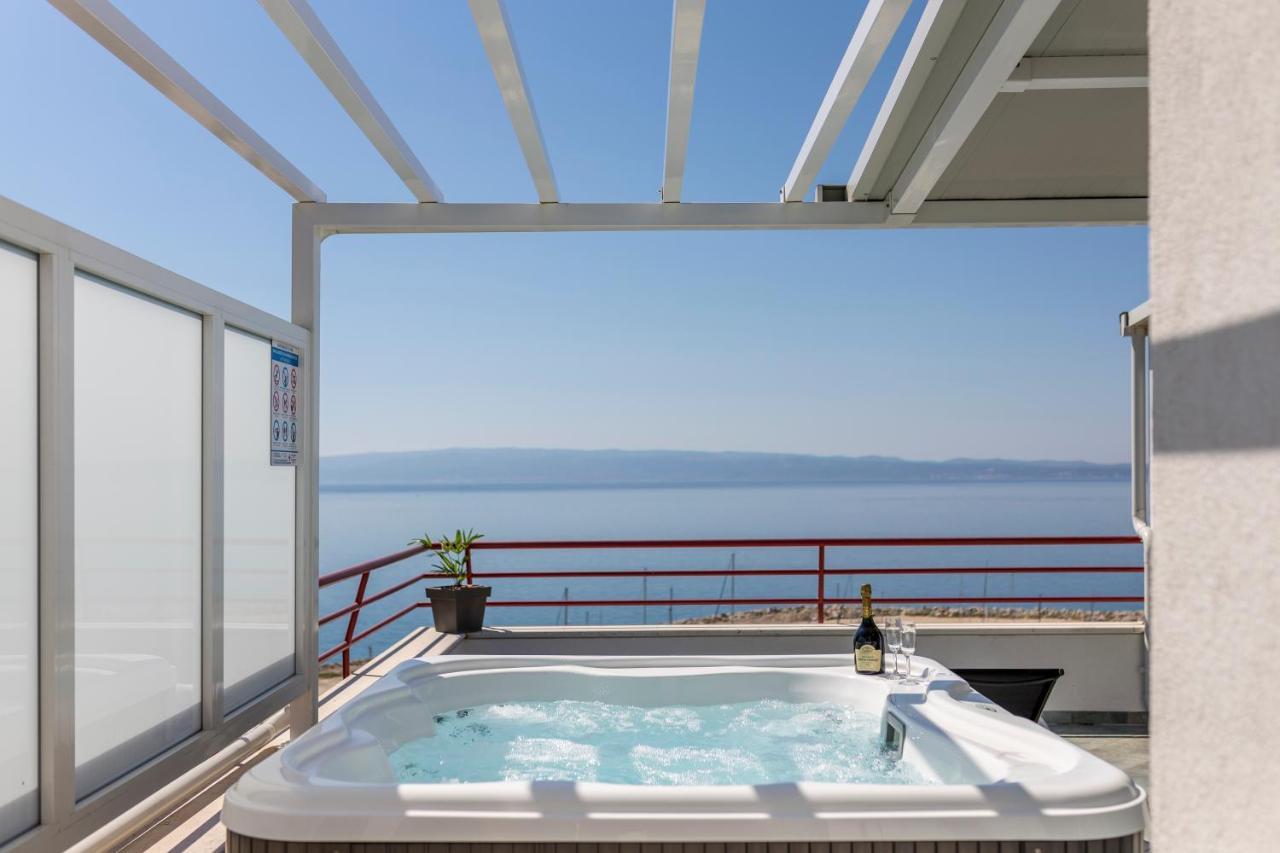 Seaside Penthouse With Hot Tub Sky Living Apartment Split Exterior photo