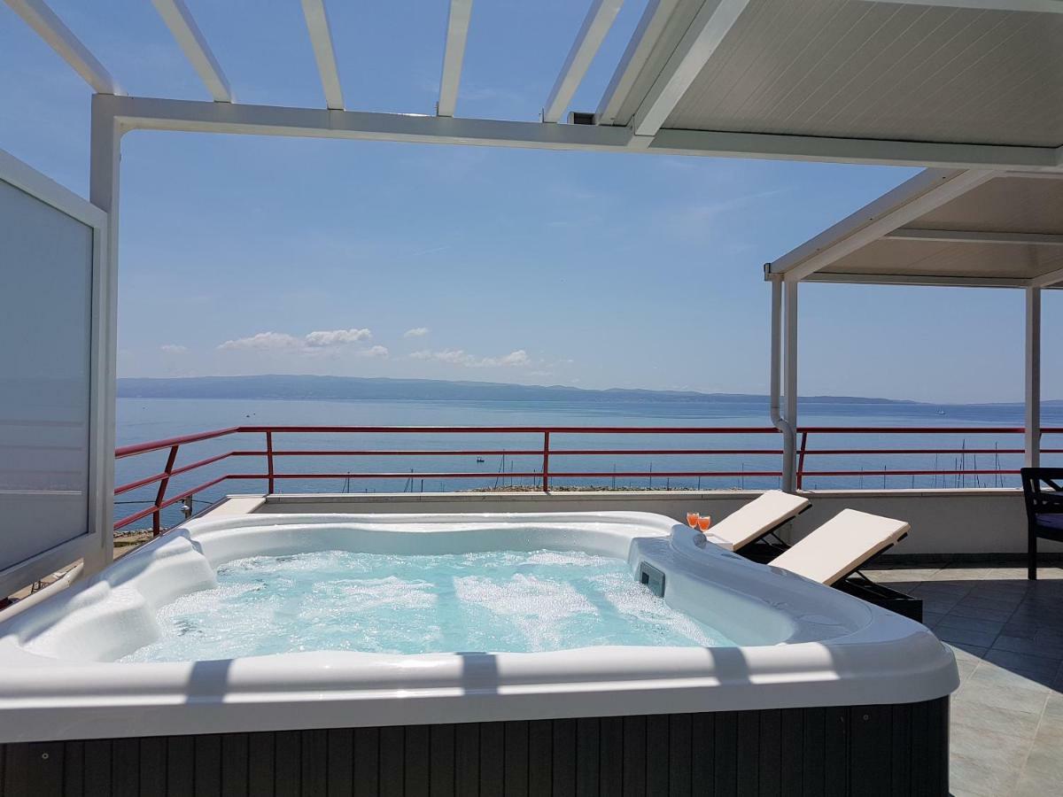 Seaside Penthouse With Hot Tub Sky Living Apartment Split Exterior photo