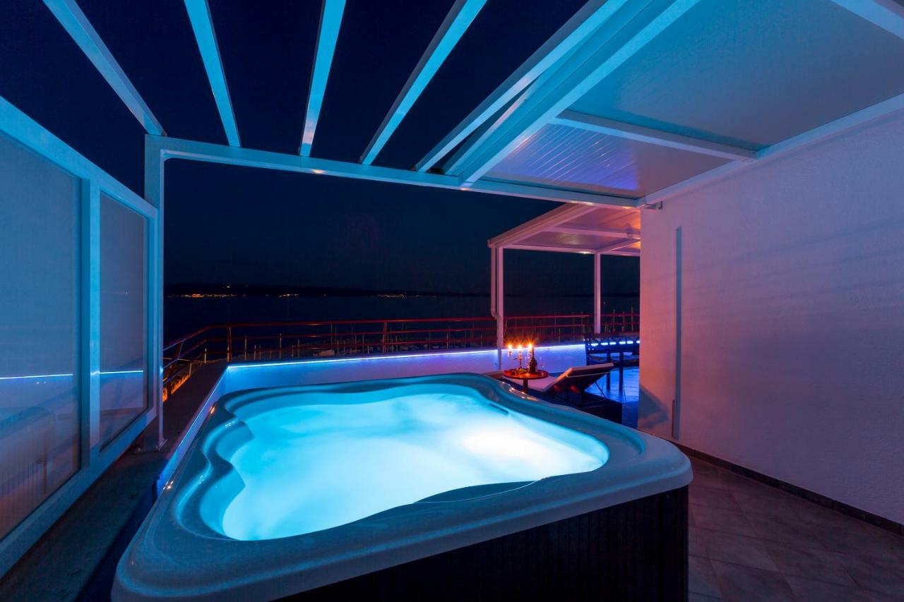 Seaside Penthouse With Hot Tub Sky Living Apartment Split Exterior photo