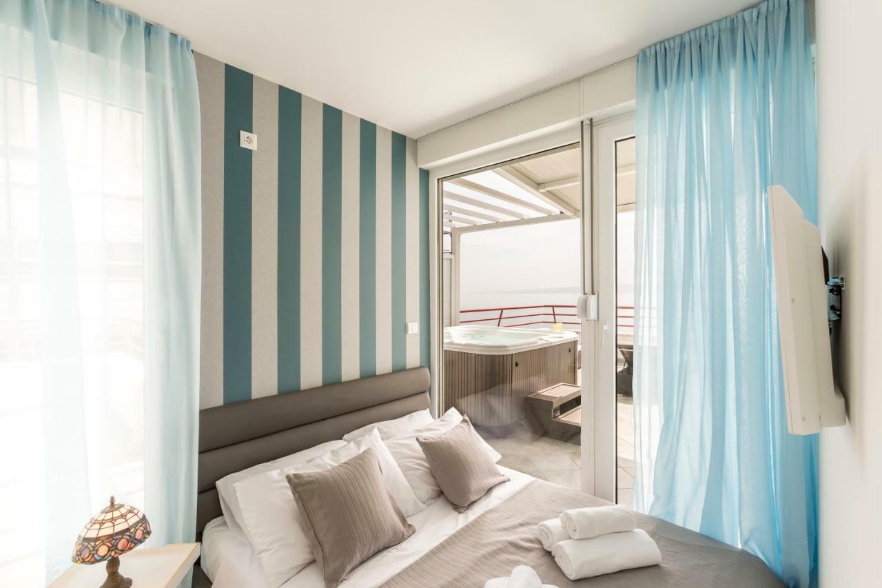 Seaside Penthouse With Hot Tub Sky Living Apartment Split Exterior photo