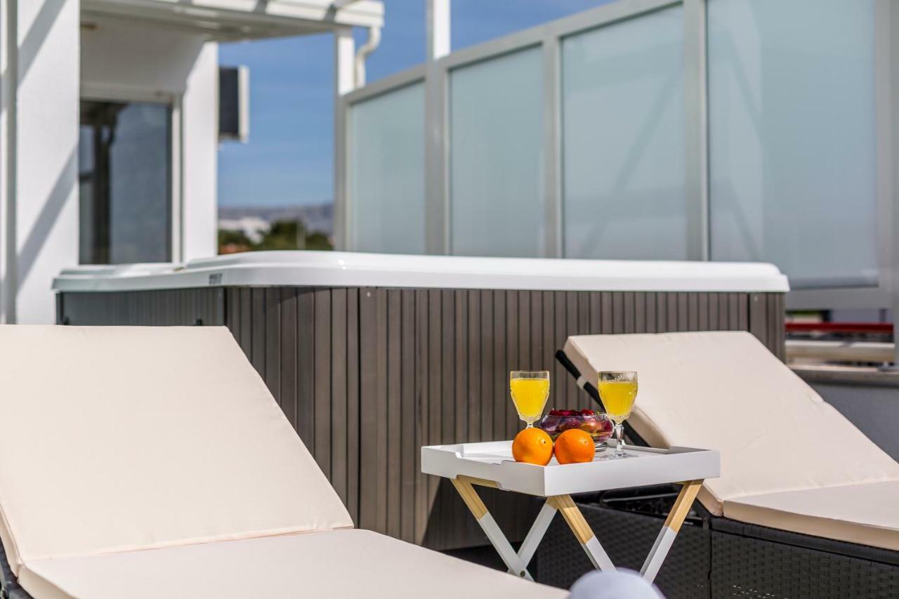Seaside Penthouse With Hot Tub Sky Living Apartment Split Exterior photo