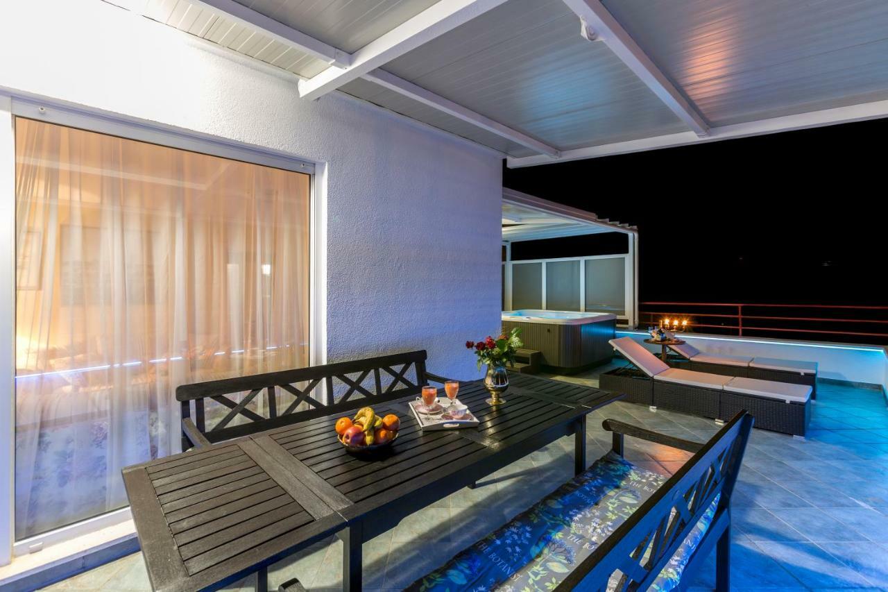 Seaside Penthouse With Hot Tub Sky Living Apartment Split Exterior photo